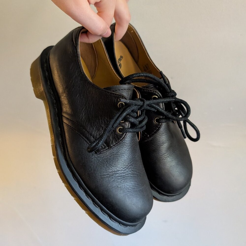 dr. martens leather lace up oxfords in black (mens US 4 / women's US 5)